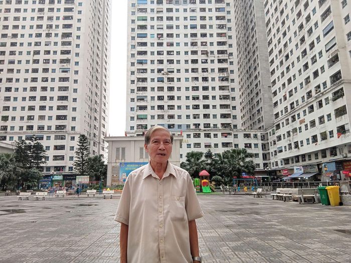 Ông Phạm Mạnh Hùng (86 tuổi), cư dân tòa HH1A, khu đô thị Linh Đàm, phường Hoàng LLiệt. Ảnh: PV