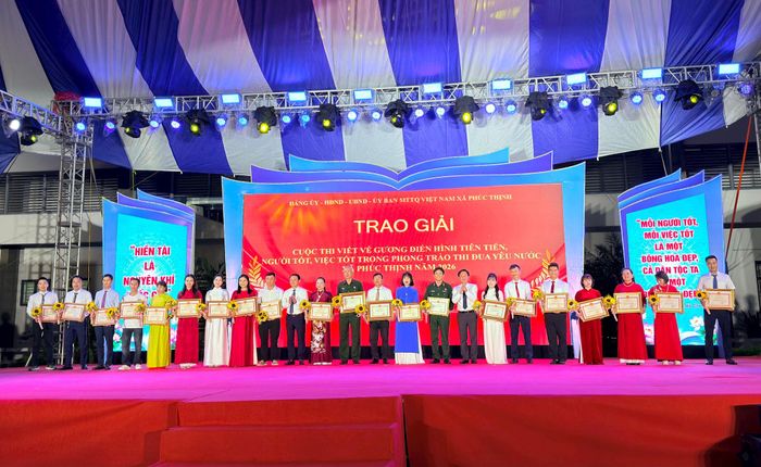 Xã Phúc Thịnh khen thưởng các cá nhân điển hình trong phong trào "Người tốt, việc tốt". Ảnh: Thanh Hà