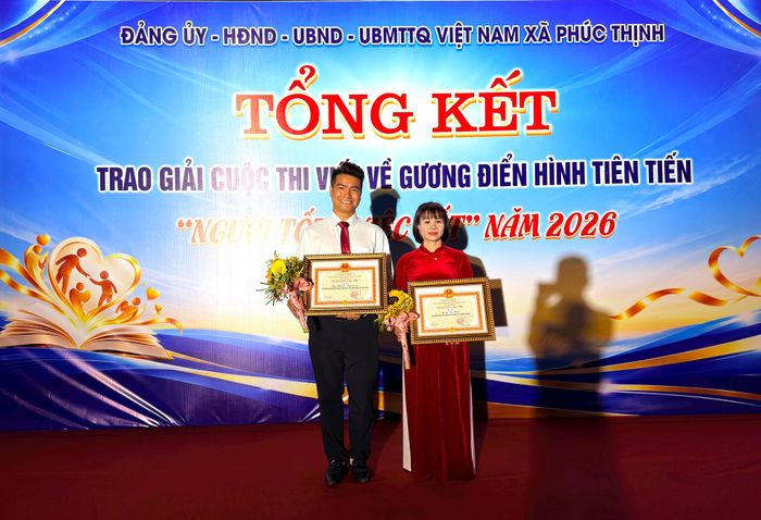 Các cá nhân được khen thưởng. Ảnh: Thanh Hà