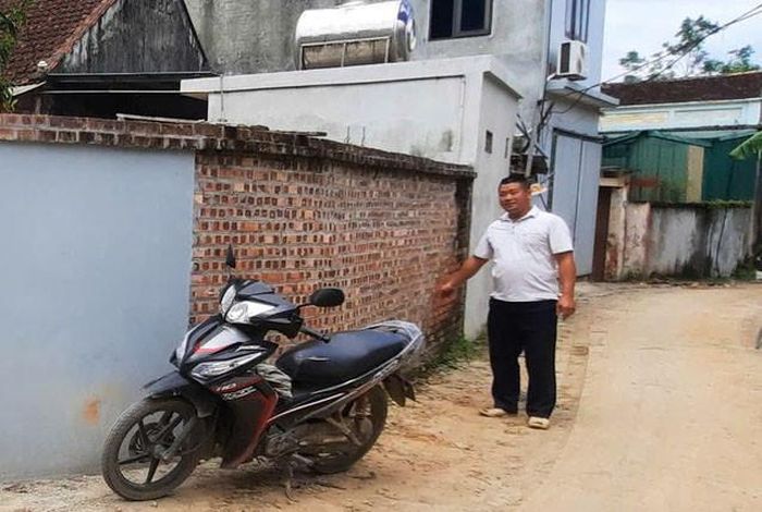 Nhiều người dân ở thôn Thúy Lai hiến đất mở rộng đường nông thôn. Ảnh: N.M