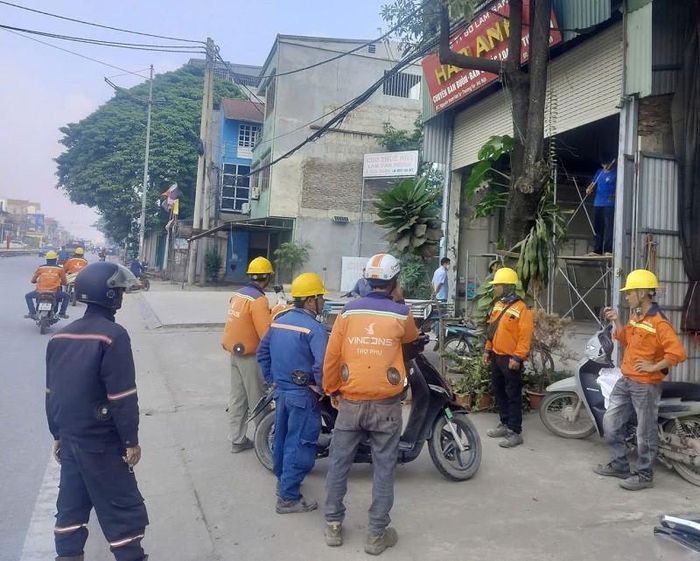 Các lực lượng hỗ trợ, giúp đỡ người dân tháo dỡ công trình đẩy nhanh tiến độ giải phóng mặt bằng. Ảnh: PV