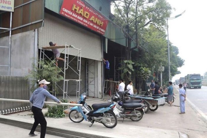 Người dân thôn Nguyên Hanh, xã Phú Xuyên chủ động tháo dỡ công trình phục vụ giải phóng mặt bằng Dự án Trục không gian Quốc lộ 1A và tái thiết, chỉnh trang đô thị. Ảnh: Mạnh Hùng