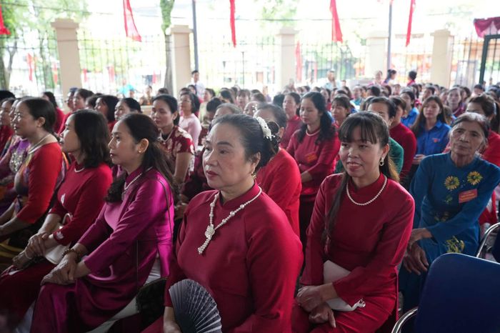 Đông đảo nhân dân địa phương dự buổi lễ. Ảnh: Nga Nguyễn