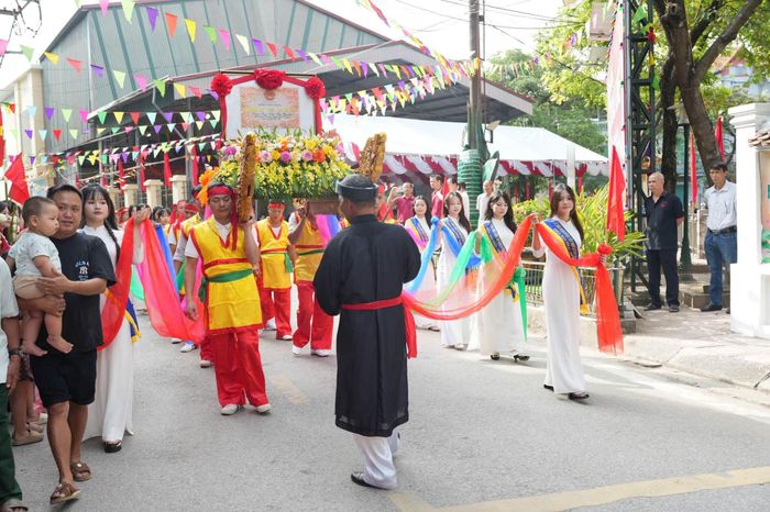 Lễ rước Bằng công nhận di tích. Ảnh: Nga Nguyễn