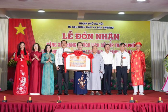 Bí thư Đảng ủy, Chủ tịch HĐND xã Đan Phượng Nguyễn Gia Hiển và lãnh đạo xã trao Bằng xếp hạng di tích lịch sử cấp thành phố chùa Đoài Khê cho đại diện thôn. Ảnh: Nga Nguyễn