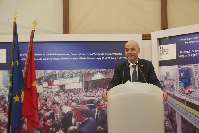 Đại sứ Pháp tại Việt Nam Didier Le Bret trao đổi với báo chí ngày 30-10. Ảnh: Cẩm Anh