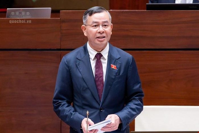 Bộ trưởng Bộ Tài chính Ngô Văn Tuấn phát biểu tiếp thu, giải trình. Ảnh: Quochoi.vn