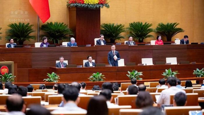 Bộ trưởng Bộ Tài chính Ngô Văn Tuấn phát biểu tiếp thu, giải trình. Ảnh: Quochoi.vn