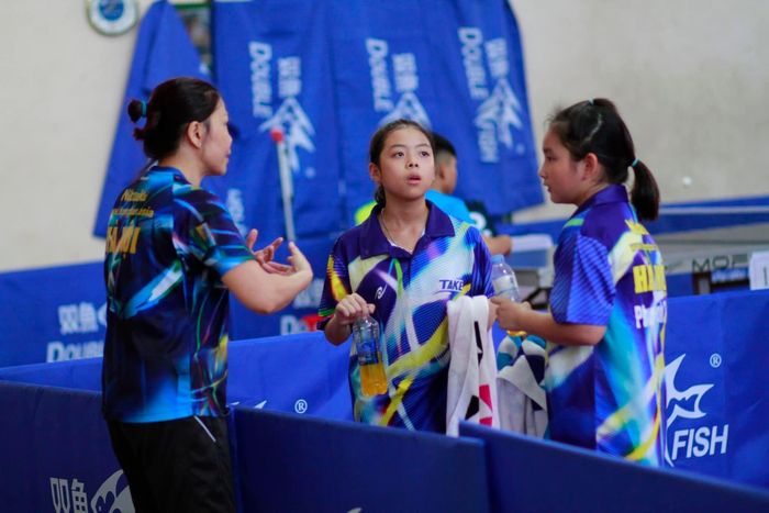 Trưởng bộ môn bóng bàn Hà Nội Ngô Thu Thủy chỉ đạo các VĐV tại một giải đấu trong hệ thống thi đấu quốc gia. Ảnh: Bóng bàn Hà Nội.