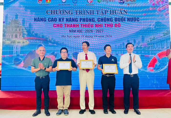 Ban Tổ chức trao chứng nhận cho các chuyên gia Nhật Bản về phòng, chống đuối nước. Ảnh: Bảo Lâm