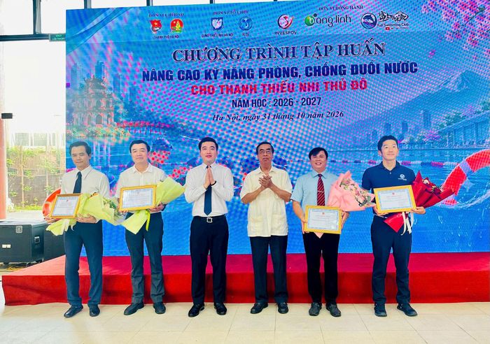 Phó Bí thư Thành đoàn, Chủ tịch Hội đồng Đội thành phố, Giám đốc Cung Thiếu nhi Hà Nội Dương Minh Đức và Đại sứ Nguyễn Phú Bình trao hoa và chứng nhận cho các đơn vị tổ chức chương trình. Ảnh: Bảo Lâm