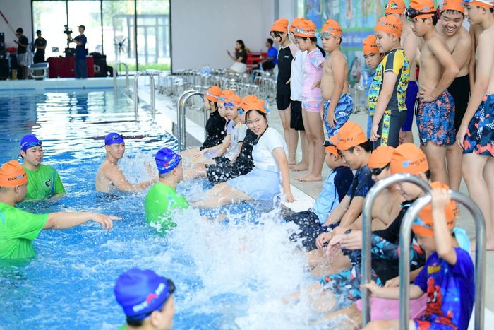 Các em học sinh hào hứng tham gia chương trình. Ảnh: Mai Tùng