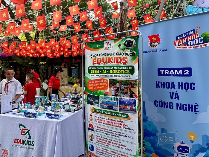 Trạm 2 về khoa học công nghệ tại Phố Sách Hà Nội thu hút nhiều học sinh trải nghiệm. Ảnh: Bảo Lâm