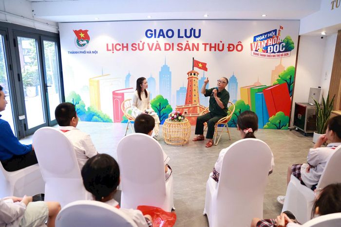 Các em học sinh và thanh thiếu nhi giao lưu "Lịch sử và di sản Thủ đô" với nhà báo Phùng Huy Thịnh. Ảnh: Kỳ Anh
