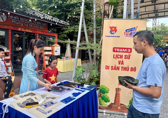 Thanh thiếu nhi tham quan, trải nghiệm tại 4 trạm sách theo chủ đề. Ảnh: Bảo Lâm