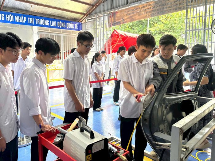 Học sinh trải nghiệm nghề nghiệp tại Trường Trung cấp nghề giao thông công chính Hà Nội. Ảnh: Phương Quỳnh 