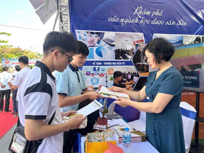 Học sinh ngày càng quan tâm hơn đến sự đa dạng về cơ hội học tập sau khi tốt nghiệp. Ảnh: Phương Quỳnh