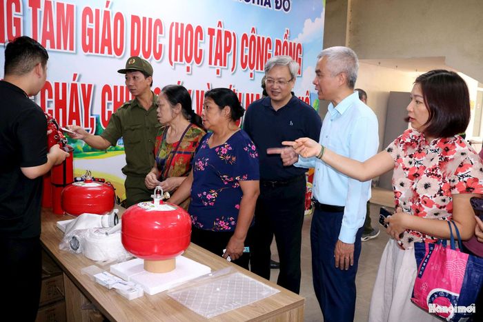 Lãnh đạo phường tham quan, tìm hiểu các thiết bị PCCC. Ảnh: MT