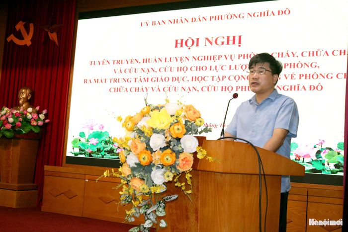 Phó Chủ tịch UBND phường Nghĩa Đô Hoàng Trung Kiên phát biểu tại Hội nghị. Ảnh: MT