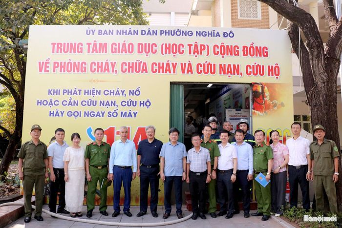 Các đại biểu tham quan Trung tâm giáo dục cộng đồng về PCCC&CNCH. Ảnh: MT