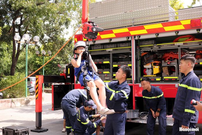 Người dân tham gia các hoạt động trải nghiệm thực tế. Ảnh: MT