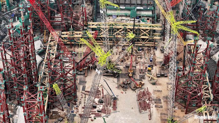 Tổng khối lượng kết cấu thép của dự án ước tính khoảng 73.000 tấn, trong đó riêng phần mái sân vận động chiếm khoảng 40.000 tấn. Nhiều cấu kiện thép đã được tập kết bên trong công trình, phục vụ quá trình tổ hợp và lắp dựng.