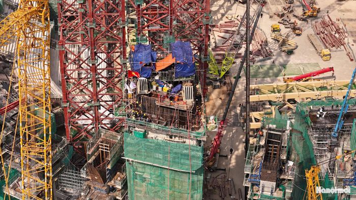 Tính đến tháng 10-2026, khối lượng thi công hạng mục giàn trụ kích rút (màu đỏ) đạt khoảng 60%. Các trụ lớn đã hoàn thành phần cao độ chân pin, đang được hàn và chuẩn bị đổ bê tông phần còn lại.