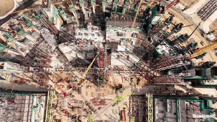 Dự kiến trong tháng 11-2026, hệ trụ giàn kích nâng mái sân vận động VinFast - Trống Đồng sẽ hoàn thành và được vận hành thử nghiệm. Sang tháng 12, nhà thầu phối hợp với đối tác nước ngoài tiến hành nâng phần mái thép tại phân khu đầu tiên.