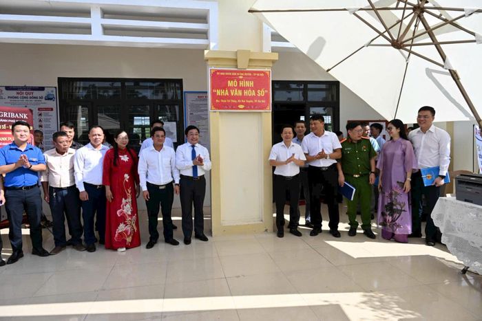 Các đại biểu thực hiện nghi thức ra mắt Nhà văn hoá số thôn Tri Thuỷ, xã Đại Xuyên. Ảnh: PV