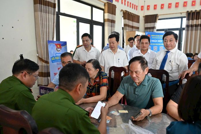 Hỗ trợ người dân, doanh nghiệp thực hiện thủ tục hành chính. Ảnh: PV