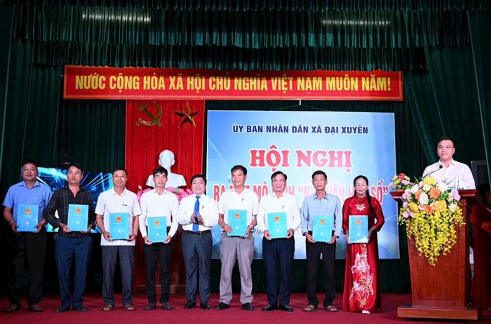 Trao quyết định công nhận Ban Chủ nhiệm nhà văn hóa các thôn. Ảnh: PV