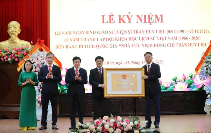 Ông Trần Song Tùng, Phó Chủ tịch UBND tỉnh Ninh Bình trao Bằng xếp hạng Di tích quốc gia cho lãnh đạo địa phương. Ảnh: PV