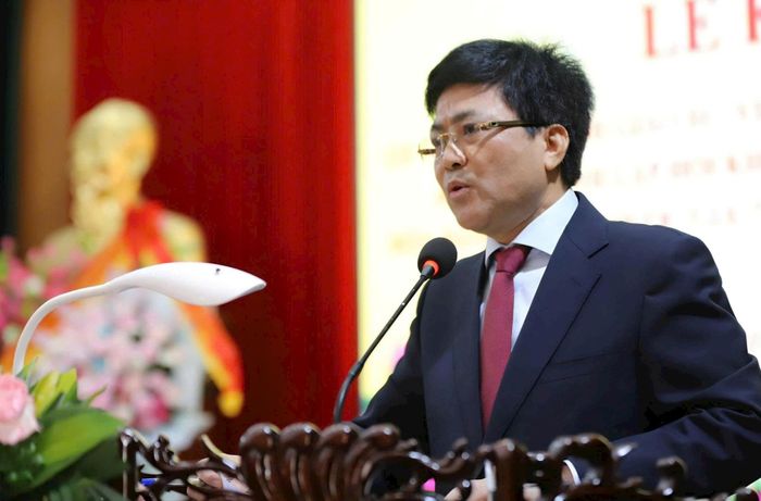Ông Trần Minh Hoan, Bí thư Đảng ủy xã Vụ Bản trình bày diễn văn kỷ niệm 125 năm Ngày sinh Giáo sư, Viện sĩ Trần Huy Liệu. Ảnh: PV
