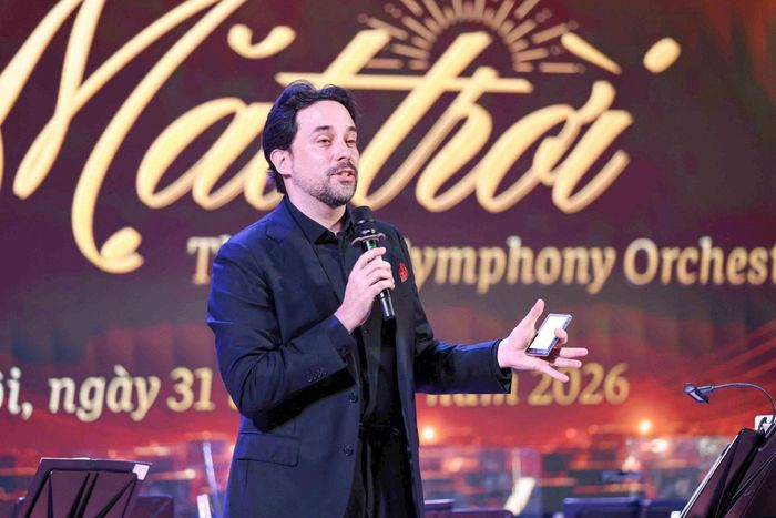 Phần giới thiệu và kết nối của nhạc trưởng Olivier Ochanine giúp âm nhạc giao hưởng trở nên gần gũi với khán giả. Ảnh: Thanh Tùng