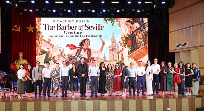 Nhạc trưởng Olivier Ochanine chụp hình lưu niệm cùng lãnh đạo, giảng viên, sinh viên Trường Đại học Sư phạm Hà Nội. Ảnh: Thanh Tùng