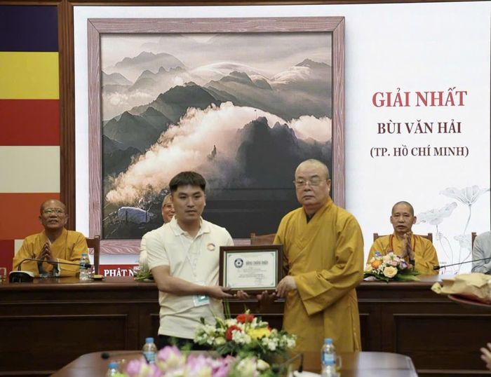 Giải Nhất thuộc về tác giả Bùi Văn Hải với tác phẩm "Phật ngự giữa mây ngàn trên nóc Đông Dương". Ảnh: Cẩm Vân.