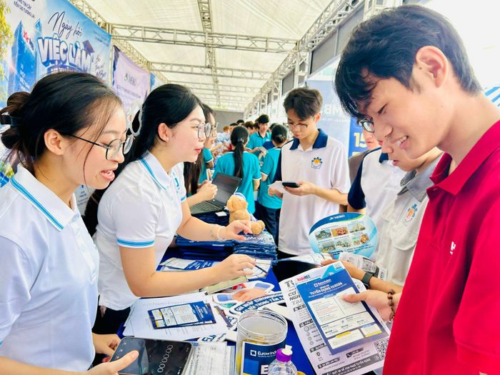 Sinh viên tìm hiểu thông tin tuyển dụng của các doanh nghiệp tại Phiên giao dịch việc làm chuyên đề ngành Xây dựng - Cơ khí - Giao thông lần 2 năm 2026. Ảnh: Trần Oanh.