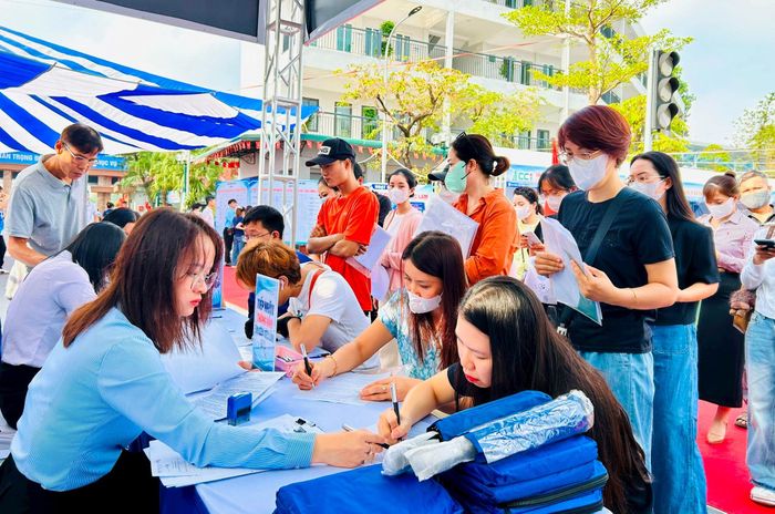 Người lao động làm thủ tục hưởng chính sách bảo hiểm thất nghiệp và được tư vấn giới thiệu việc làm. Ảnh: Trần Oanh.