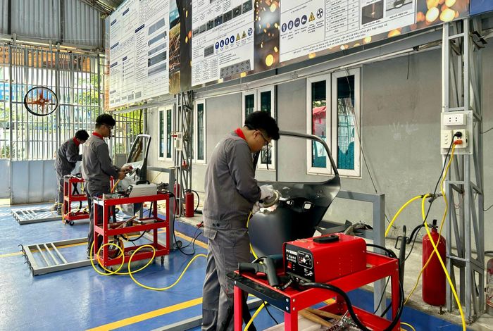 Học sinh Trường Trung cấp nghề Cơ khí Hà Nội trình diễn nghề Cơ khí tại sự kiện. Ảnh: Trần Oanh.