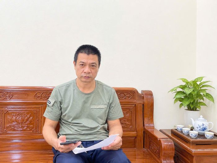 Ông Hoàng Quang Dũng, hòa giải viên Tổ dân phố Thanh Châu chia sẻ thông tin với phóng viên. Ảnh: Đào Tuyết