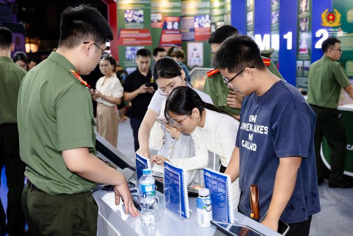 Lực lượng chức năng hướng dẫn nhận diện các thủ đoạn lừa đảo trực tuyến. Ảnh: Bộ Công an