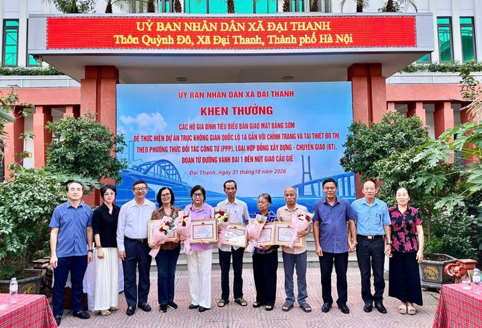 Lãnh đạo xã Đại Thanh khen thưởng 5 hộ gia đình bàn giao mặt bằng sớm. Ảnh: Mai Duyên