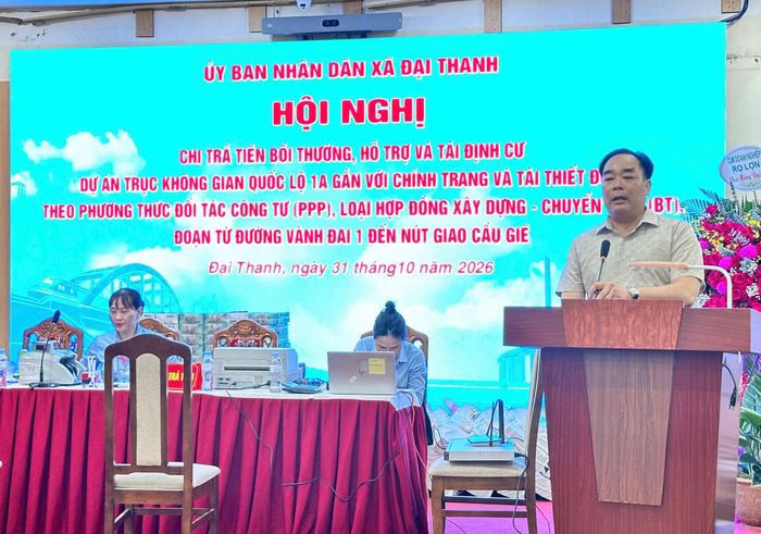 Đại diện Ban Bồi thường, giải phóng mặt bằng - Ban Quản lý dự án đầu tư hạ tầng xã Đại Thanh thông tin về buổi chi trả. Ảnh: Mai Duyên