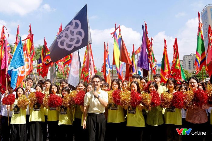 Đông đảo học sinh cùng tham gia tập luyện chuẩn bị cho chương trình truyền hình trực tiếp tại điểm cầu Hà Nội. Ảnh: BTC