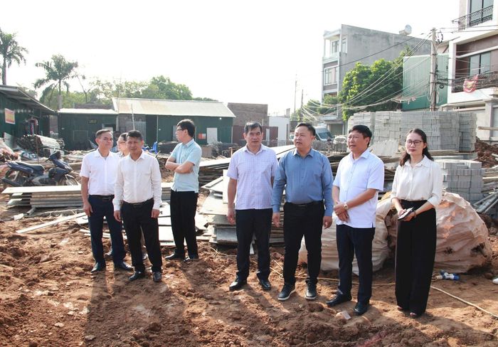 Lãnh đạo Ủy ban MTTQ Việt Nam thành phố và Ủy ban MTTQ Việt Nam xã Sơn Đồng khảo sát dự án Trường Mầm non Song Phương A. Ảnh: B.Duy