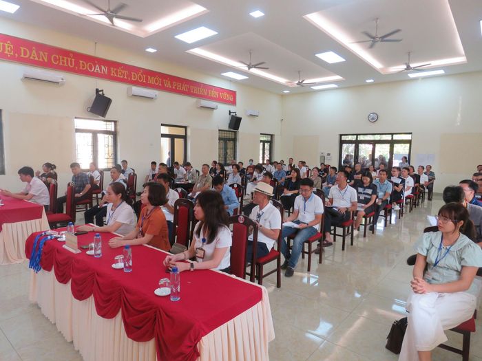 Phiên đấu giá thu hút đông đảo người dân và nhà đầu tư. Ảnh: PV