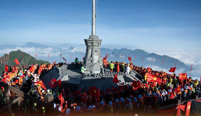Gần 300 khách hàng chinh phục thành công đỉnh Fansipan lần thứ 13.