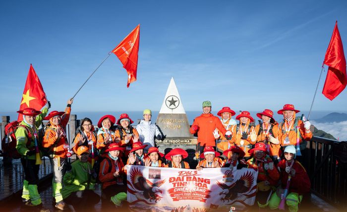 Thạc sĩ Tâm lý Nguyễn Thị Lanh (áo trắng ở giữa) chụp ảnh kỷ niệm cùng đội vô địch trên đỉnh Fansipan.
