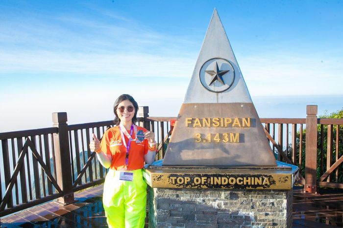 Chị Nguyễn Thị Nguyệt, Đội trưởng đội 3 rạng rỡ tại đỉnh Fansipan sau hành trình chinh phục đầy thử thách.