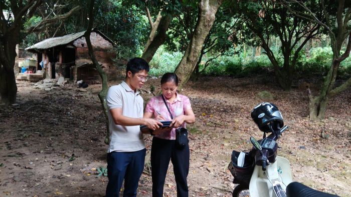 Người dân ký cam kết tháo dỡ công trình vi phạm sau khi được chính quyền địa phương tuyên truyền, vận động. Ảnh: ĐH